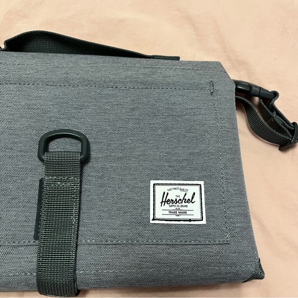 Sprout Change Mat Herschel Supply Co. Grey - Picture 4 of 12